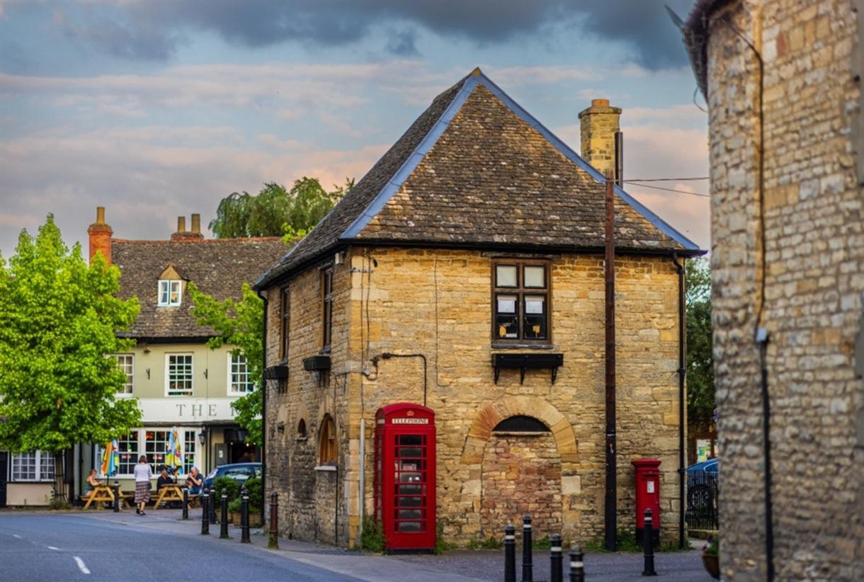 Grounds and garden maintenance in Eynsham